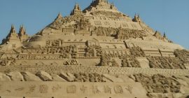 Read more about the article 沙雕，通过沙粒的精细雕琢与巧妙组合，将沙子转化为艺术瑰宝