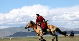 Read more about the article 蒙古族|马背上的民族服饰文化