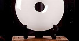 Read more about the article 和氏璧，侧而视之色碧，正而视之色白，在黑暗处可熠熠发光，又称夜光之璧