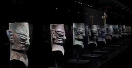 Read more about the article 三星堆出土的青铜人像与青铜面具，展示了古蜀人在审美与艺术表现方面的独创性