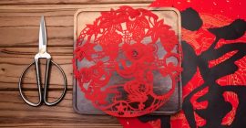 Read more about the article 剪纸，用剪刀和纸裁出丰富多彩的图案，象征喜庆和美好的祝福
