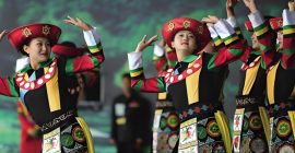 Read more about the article 探秘绚丽土族服饰，领略高原风情