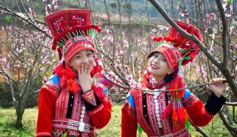 Clothing for Yi Women with Flower Waist