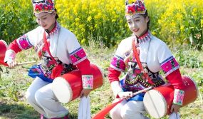 Yi ethnic flower drum dance