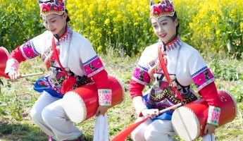 Yi ethnic flower drum dance