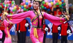 锡伯族西迁节，弹响“东布尔”，吹起“墨克调”，跳起“贝勒恩”