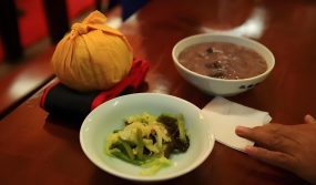 道士禁食五辛：葱、蒜、韭菜、薤、姜，认为五辛会刺激肠胃，影响修行