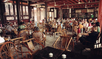 四川茶馆里的茶文化与闲聊艺术